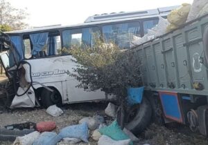یک کشته و ۱۹ مصدوم بر اثر تصادف اتوبوس و کامیون در ایلخچی