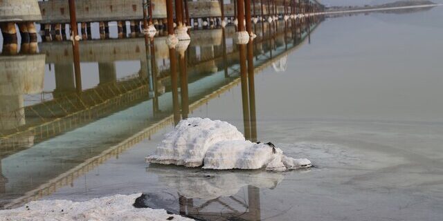 بازرسی تمامی سطوح و قطعات پل میانگذر دریاچه ارومیه
