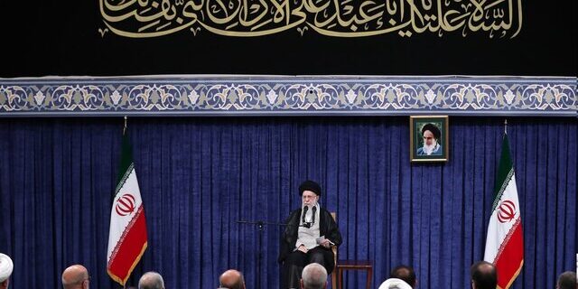 مسئولان باید با قوت و روحیه کامل به کار خود ادامه دهند