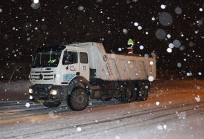 آغاز عملیات برف‌روبی و نمک‌پاشی معابر خسروشاه از بامداد (فیلم)