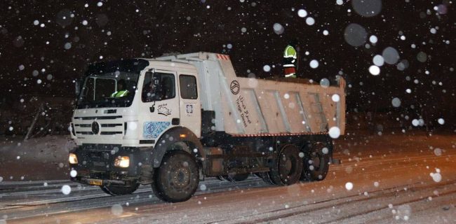 آغاز عملیات برف‌روبی و نمک‌پاشی معابر خسروشاه از بامداد (فیلم)