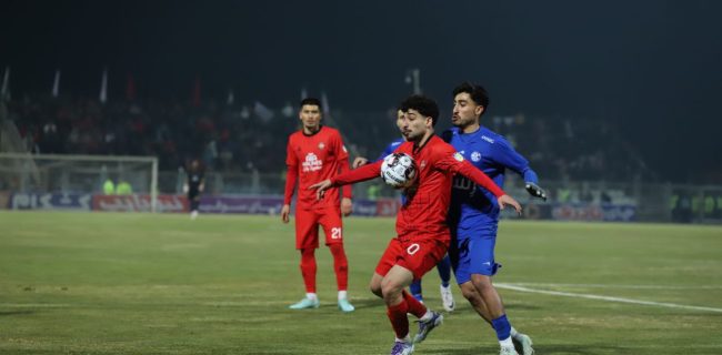 تراکتور یکنواخت بازی می‌کند