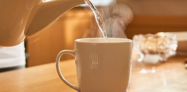 12 فایده معجزه آسای نوشیدن آب گرم که سلامتی شما را دگرگون می کند ۱۲ فایده معجزه آسای نوشیدن آب گرم که سلامتی شما را دگرگون می کند