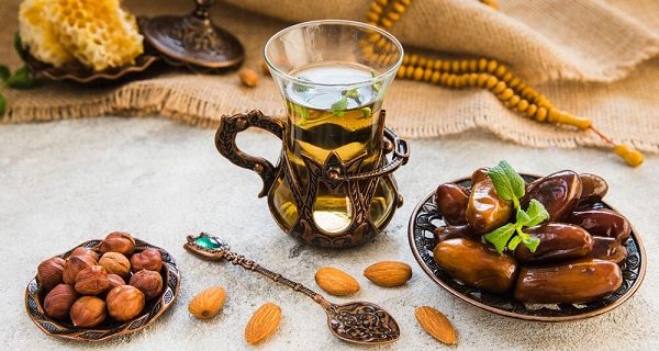 نظر طب ایرانی درباره بهترین نوشیدنی و خوراکی‌ برای شروع افطاری