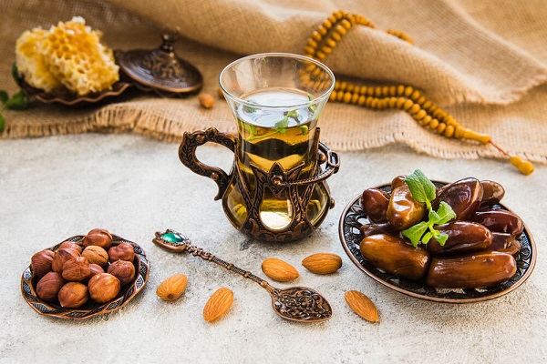 نظر طب ایرانی درباره بهترین نوشیدنی و خوراکی‌ برای شروع افطاری