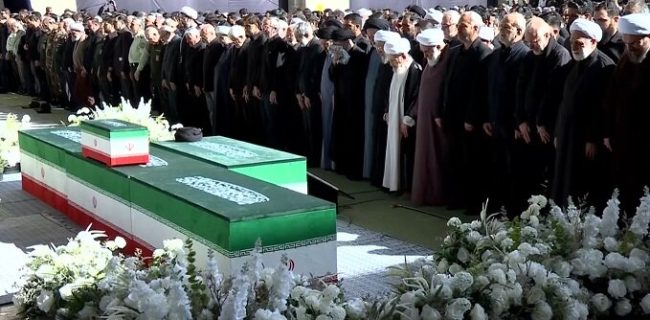 اقامه نماز بر پیکرهای مطهر شهدا با حضور ۳ فرزند رهبر شهید اقامه نماز بر پیکرهای مطهر شهدا با حضور ۳ فرزند رهبر شهید