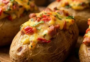 طرز تهیه سیب‌زمینی تنوری با پنیر و مورتادلا